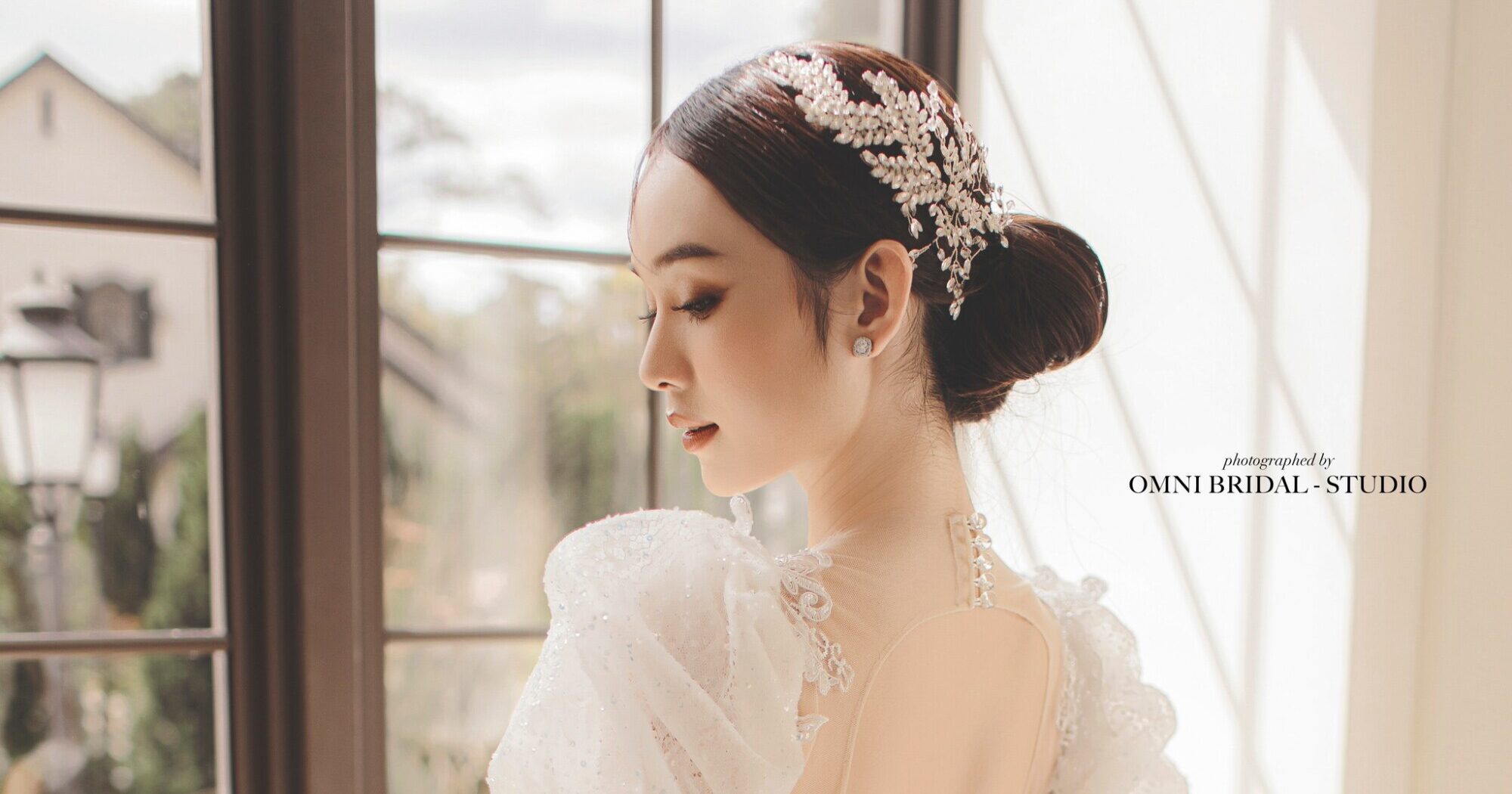 Tóc búi thấp sang chảnh