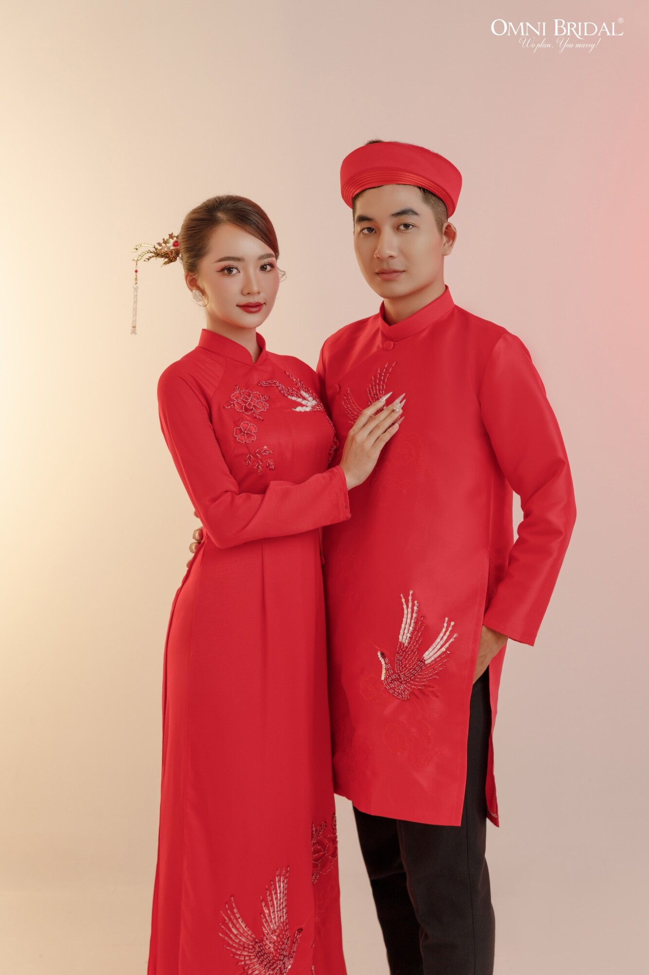 Phối màu đồ cưới với tone đỏ truyền thống