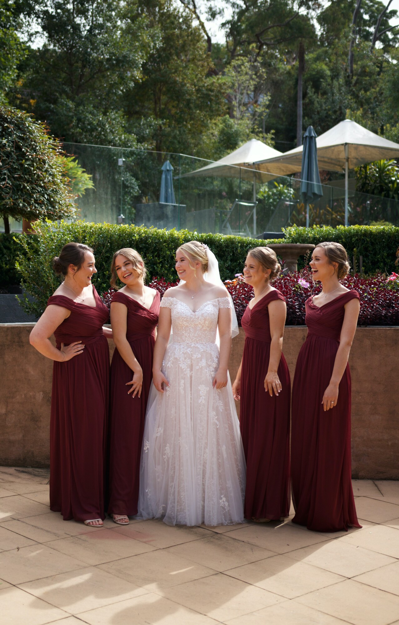 Chọn váy phù dâu hợp màu concept đám cưới
