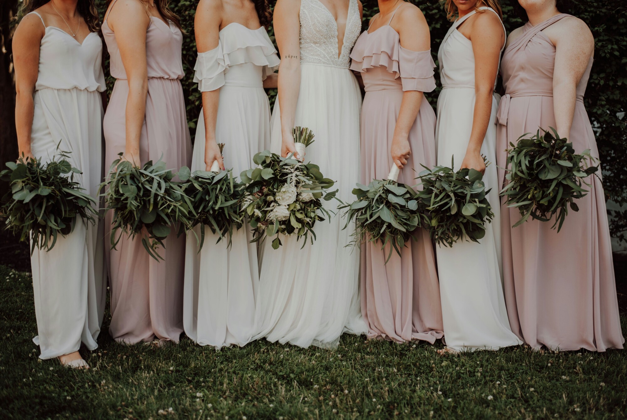 Chọn màu sắc váy phù dâu tương đồng với trang phục cô dâu 