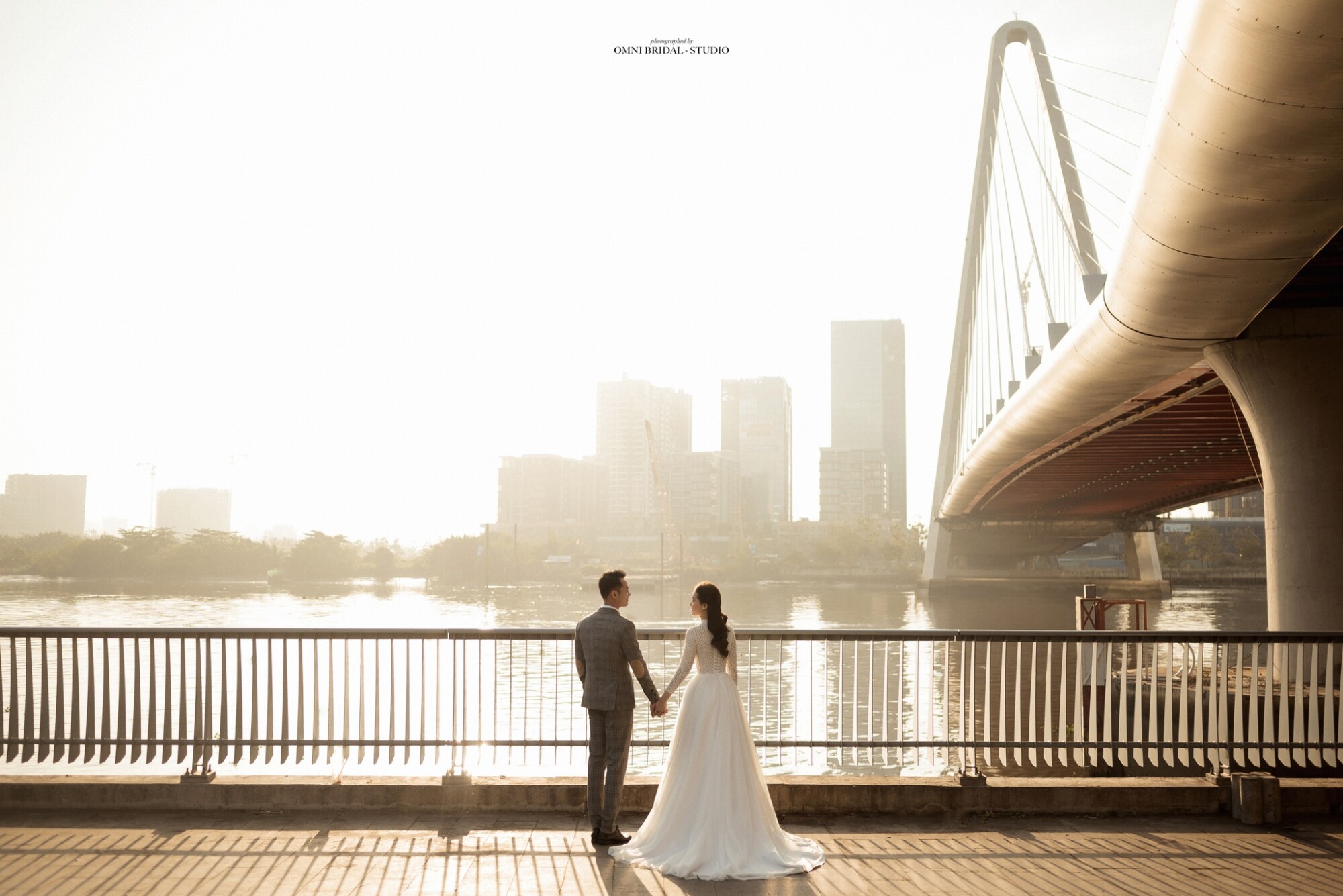 Chụp ảnh cưới bên cây cầu Ba Son nổi tiếng