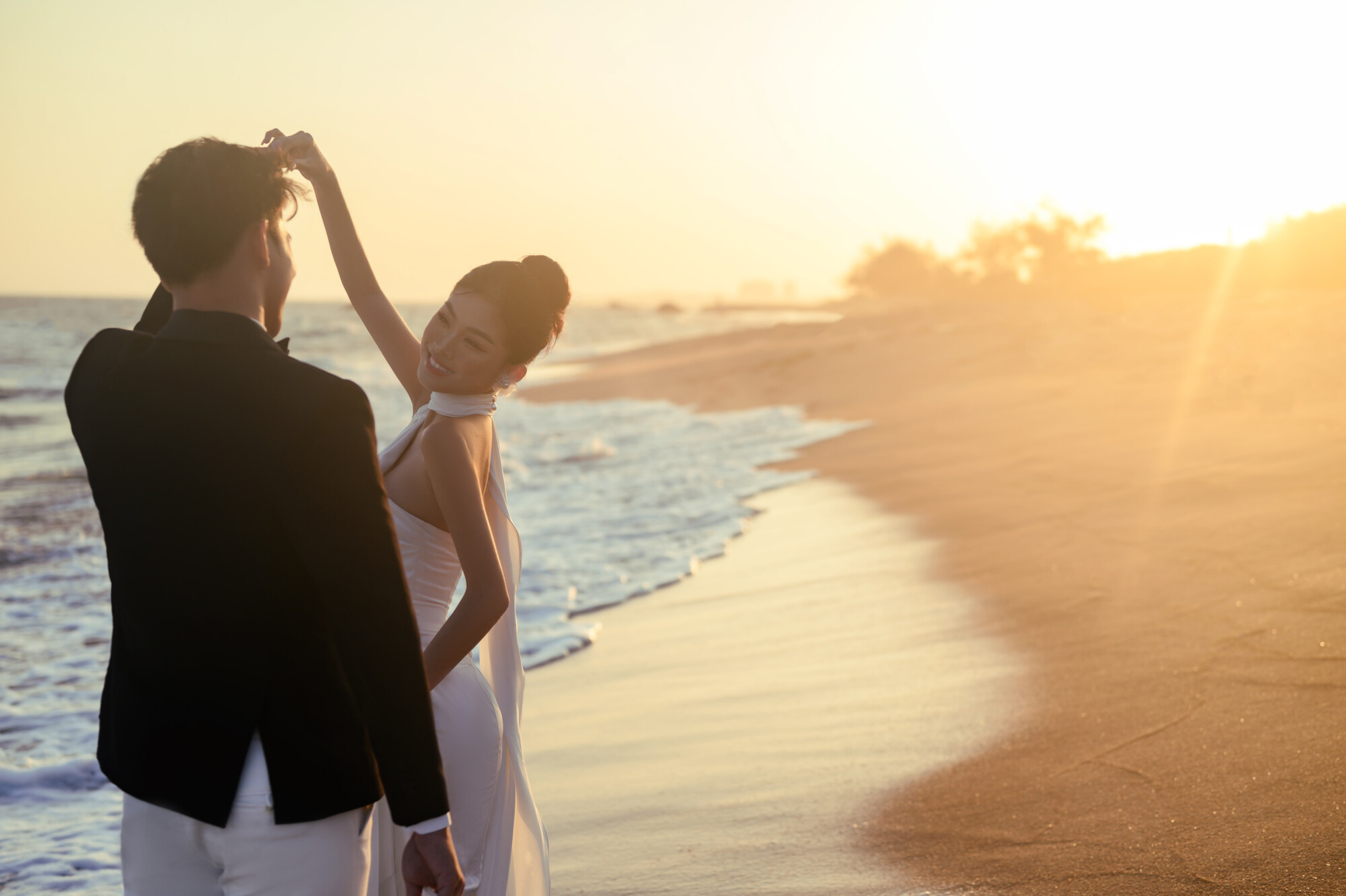 Chụp ảnh cưới ở biển nên mặc gì?
