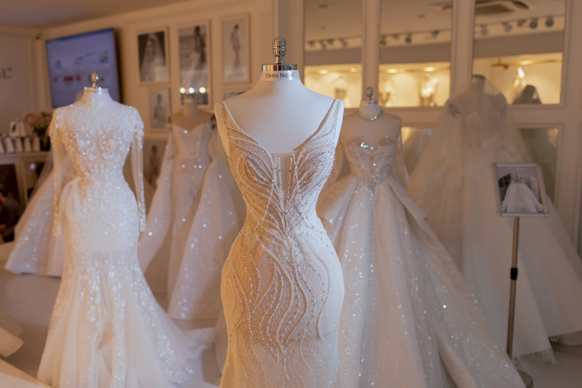 Phòng váy tại Omni Bridal với đa dạng kiểu dáng váy cưới