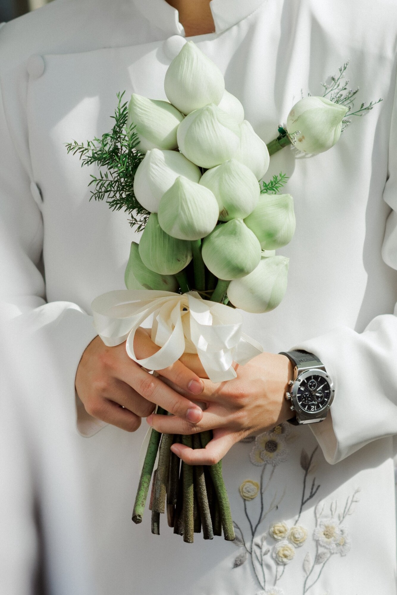 Hoa cầm tay cô dâu từ hoa sen