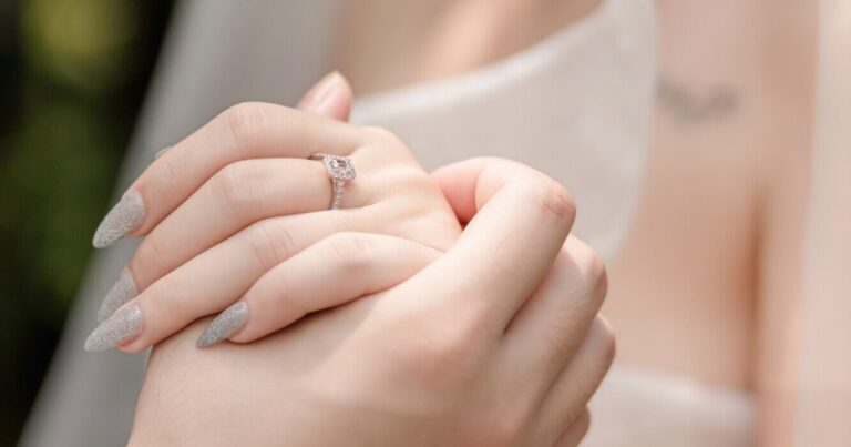 Làm móng tay cô dâu kim tuyến