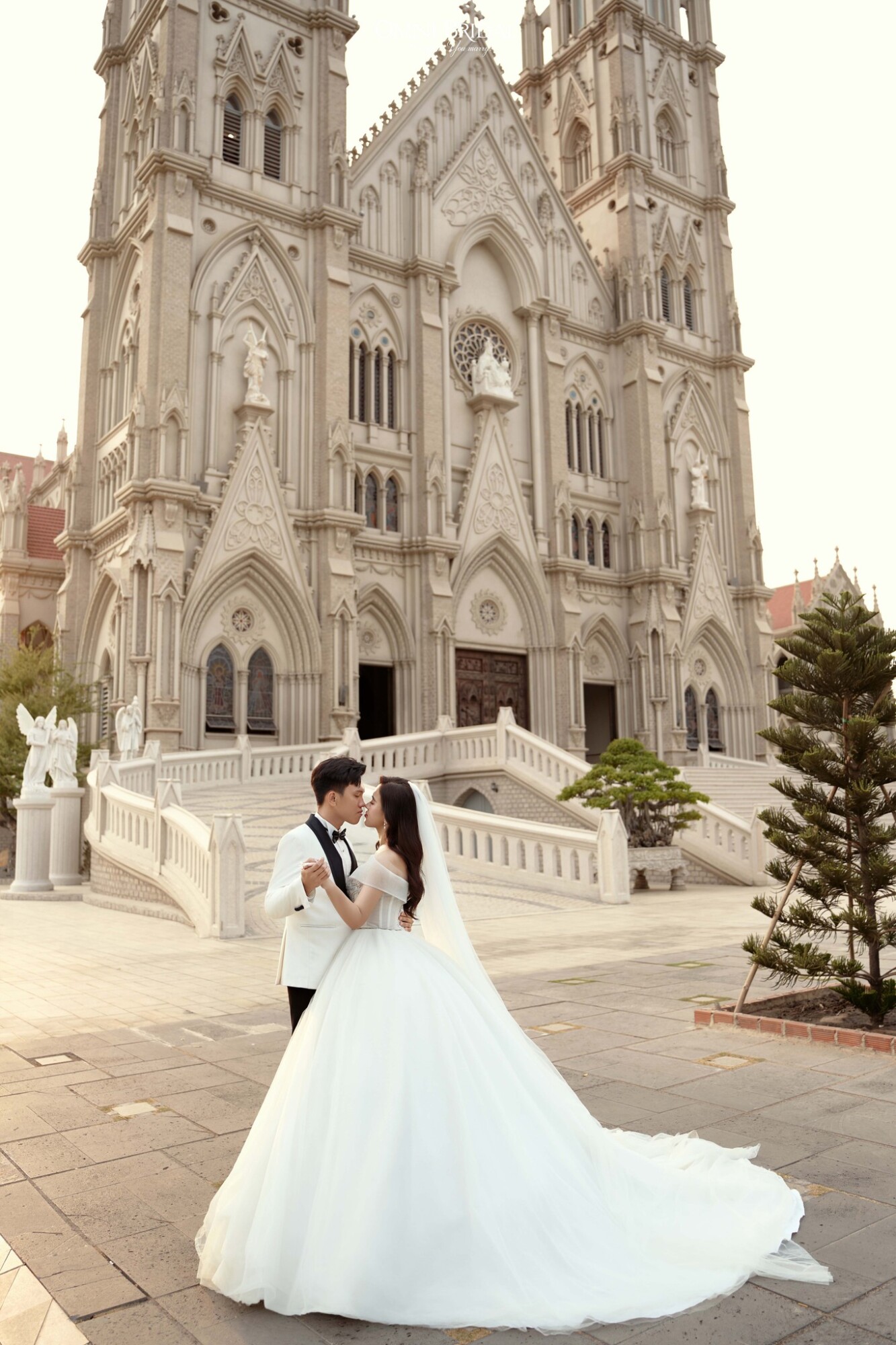 Phong cách chụp hình cưới ở nhà thờ