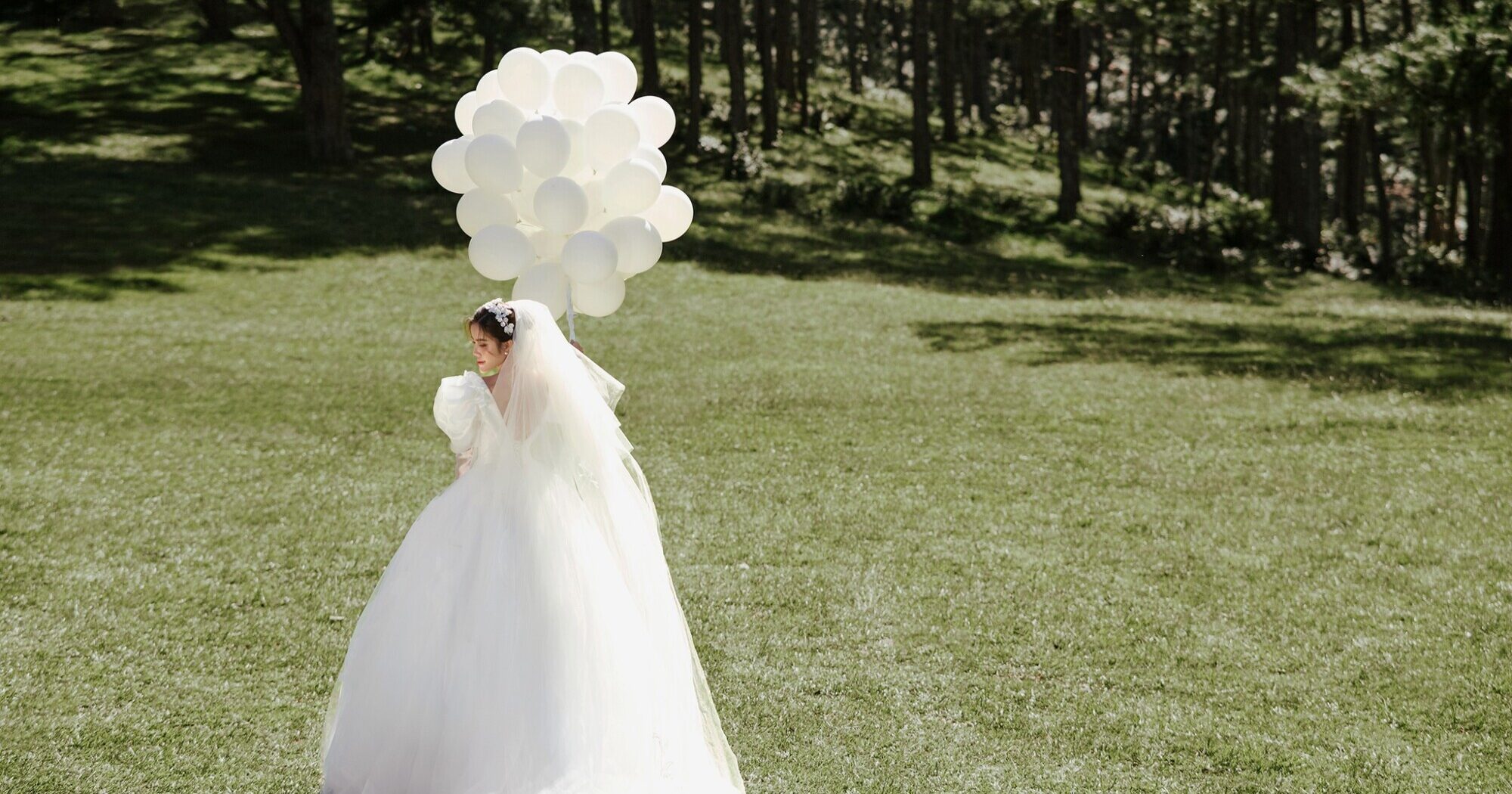 Bí mật về váy cưới trắng qua các sắc độ