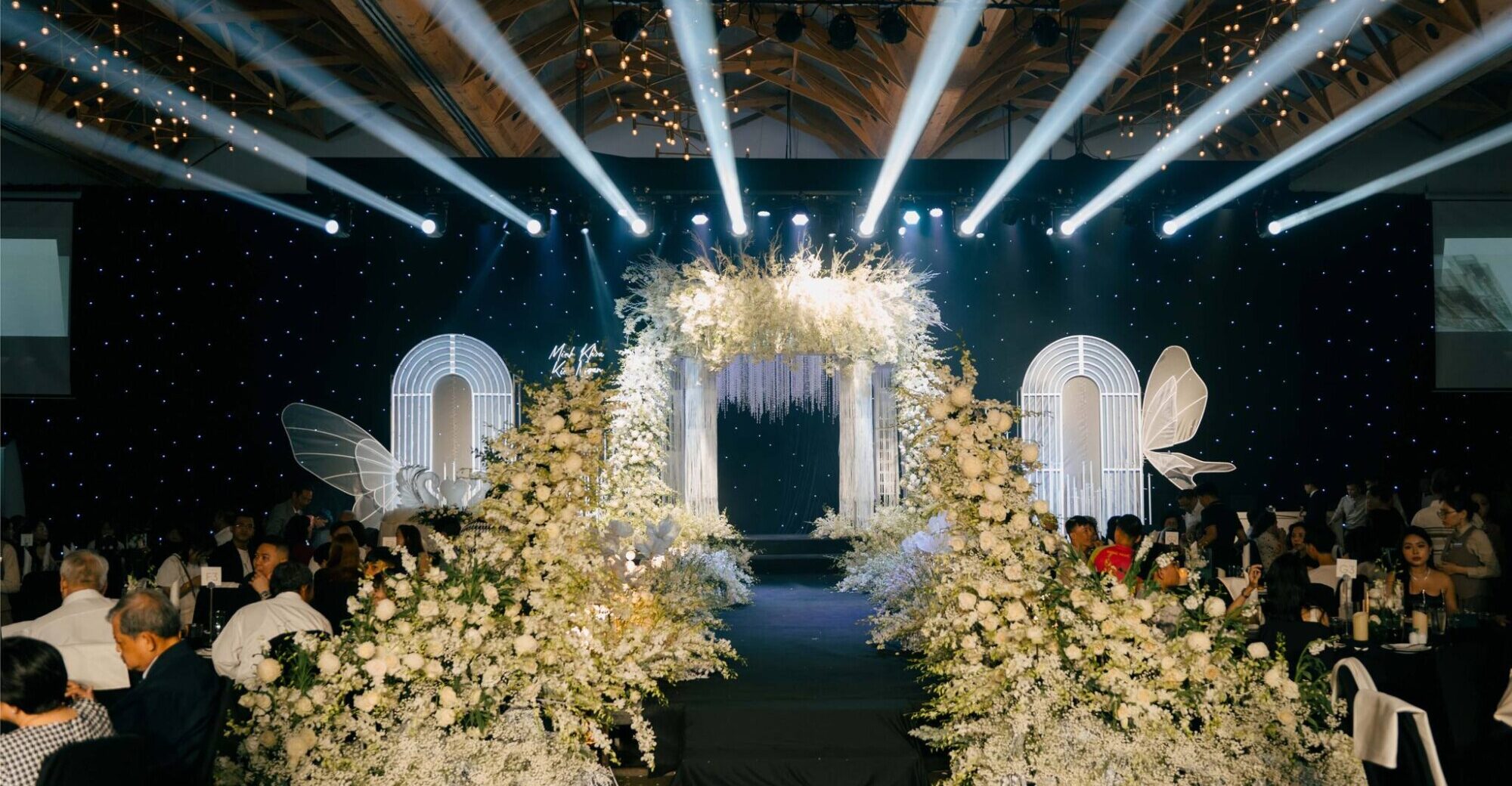 Ý nghĩa của trang trí sân khấu đám cưới đẹp