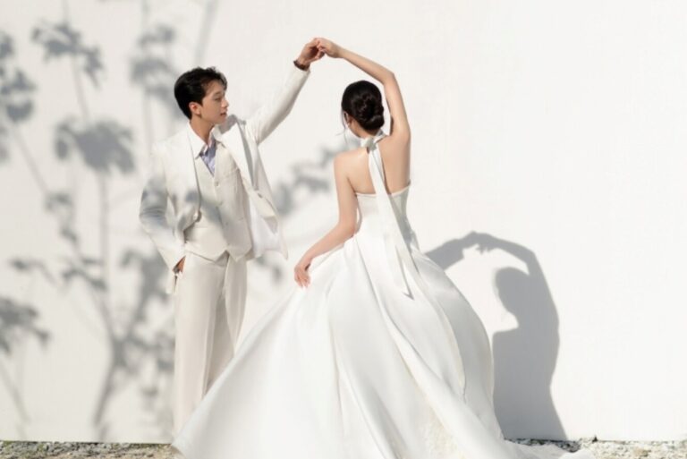 Ảnh váy cưới bồng bềnh - cô dâu xoay tròn