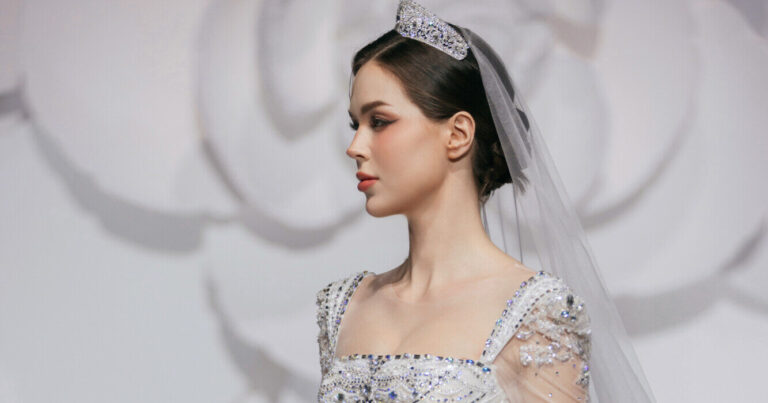 Tìm kiếm mẫu váy cưới cổ vuông sang chảnh như cô dâu Hàn Quốc