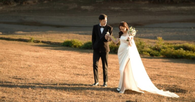 5 mẫu váy cưới trơn dành cho nàng dâu yêu thích sự đơn giản