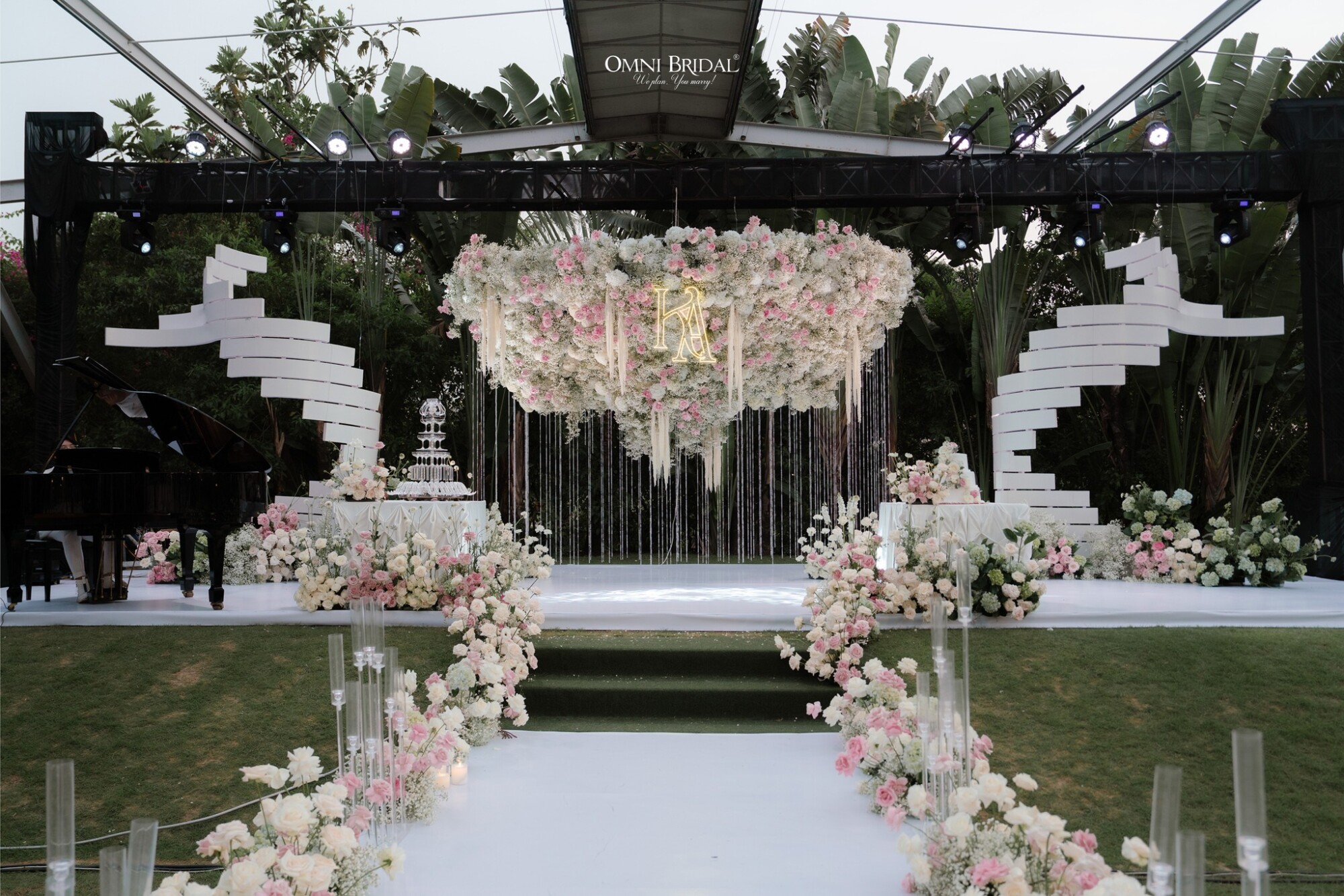 Trang trí tiệc cưới đẹp với hoa cao cấp