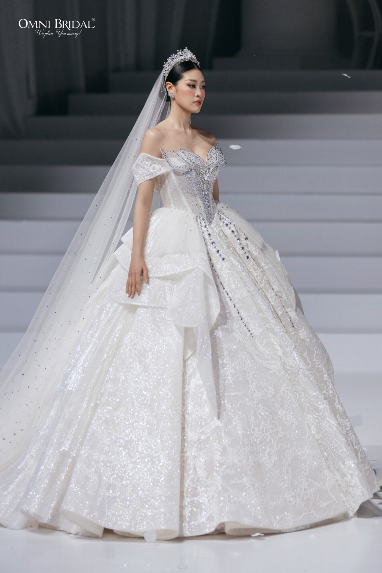 Mẫu váy xếp tầng cưới lý tưởng cho nàng dâu yêu thích sự bồng bềnh.