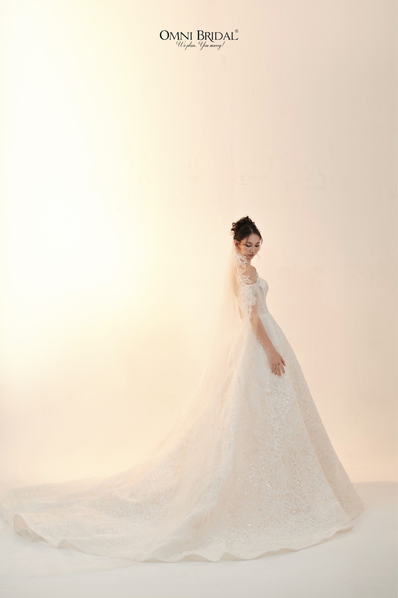 Váy cưới ren không chỉ còn dành cho những nàng dâu cổ điển