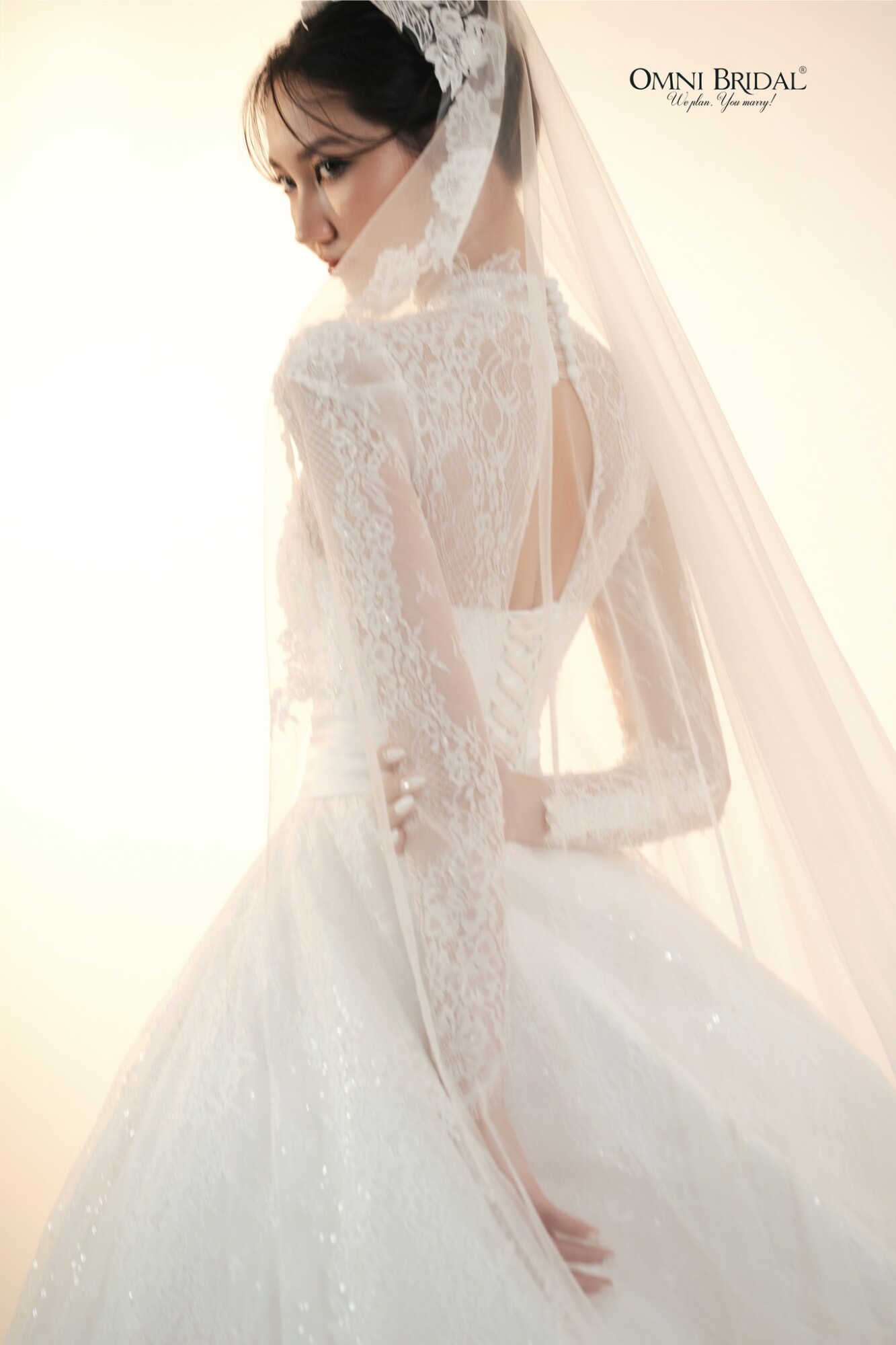 Váy ren cao cổ kết hợp kim tuyến tạo hiệu ứng lấp lánh