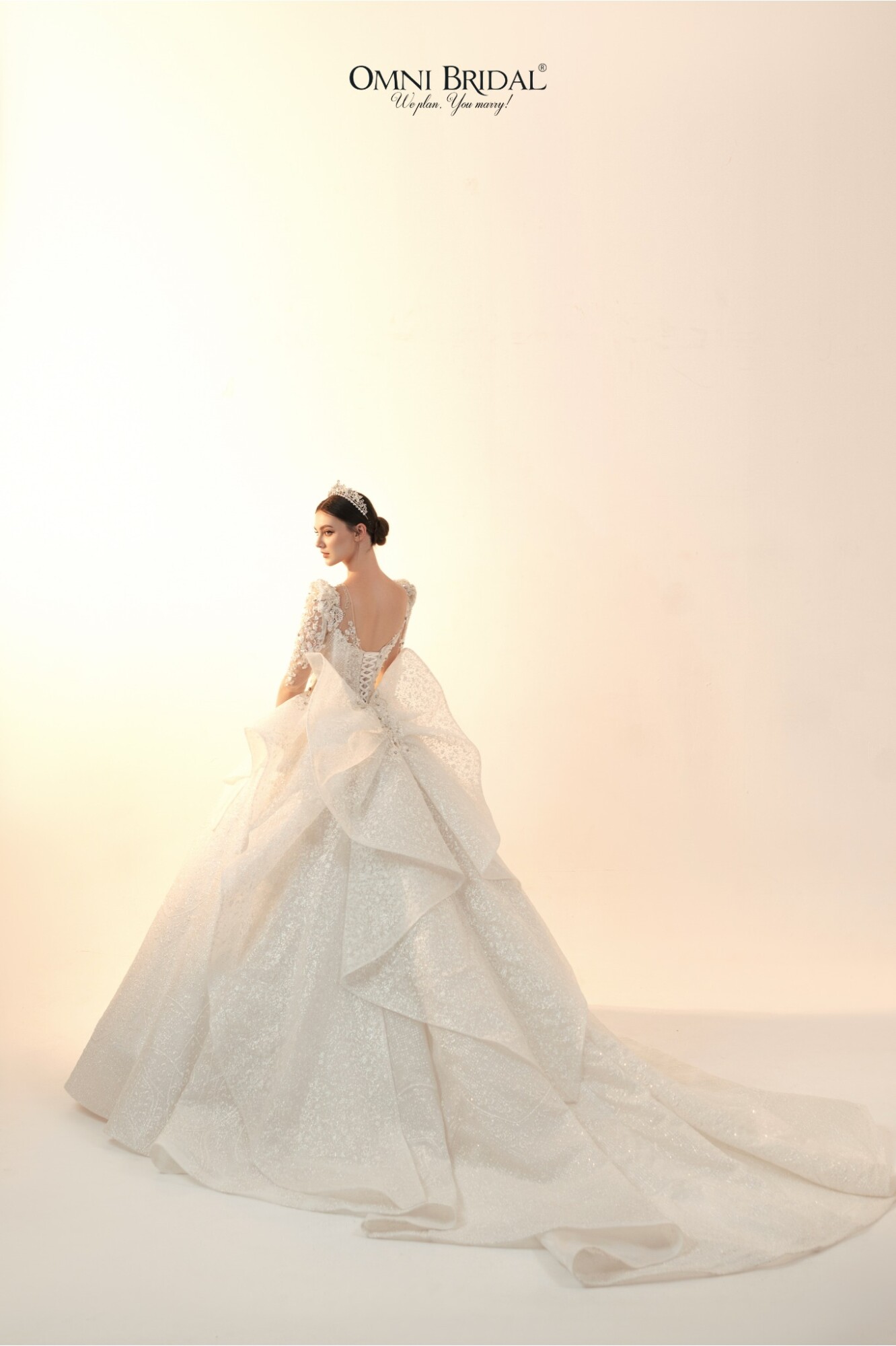 Từng đường nét họa tiết được may thêu một cách tỉ mỉ.