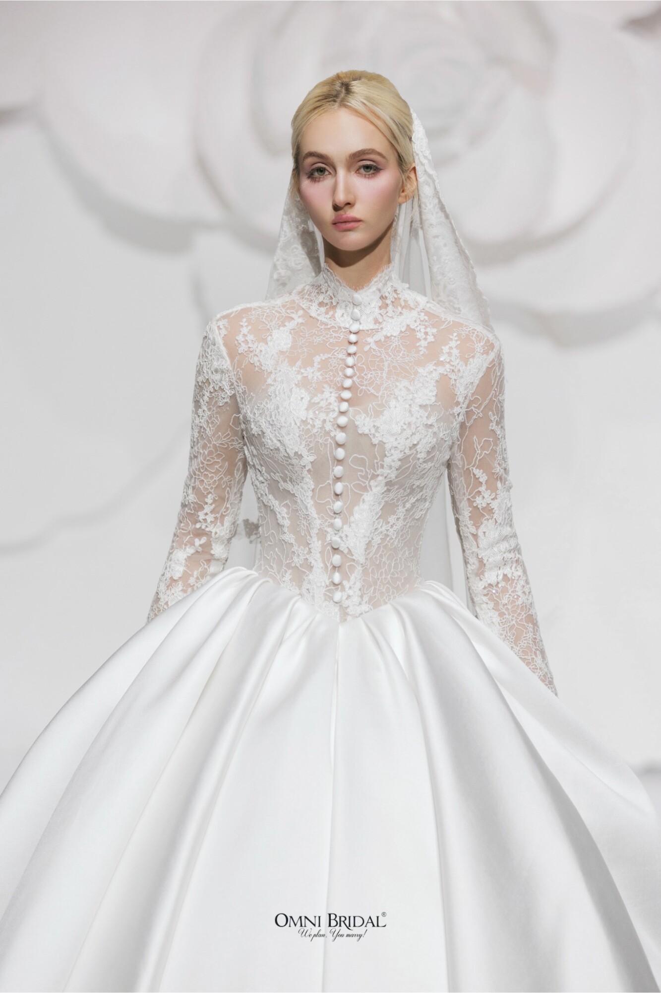 Satin kết hợp họa tiết ren tạo chiều sâu thị giác