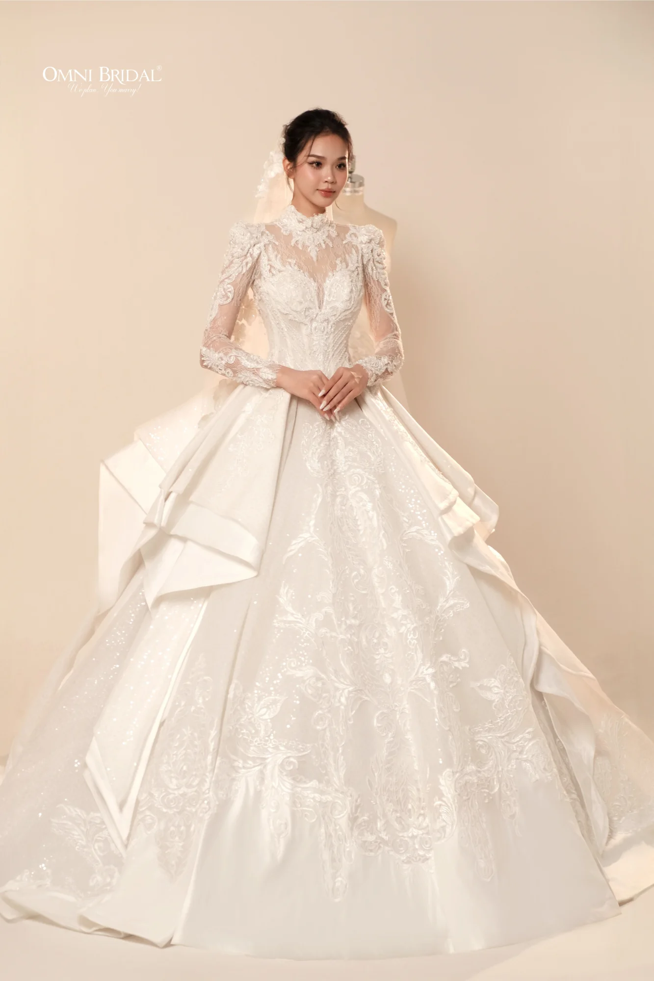 Từng đường nét họa tiết được may thêu một cách tỉ mỉ.