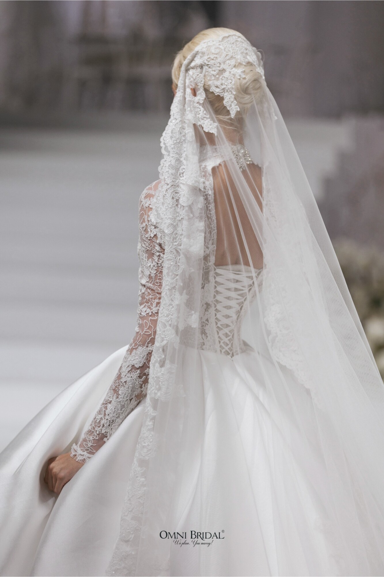 Satin kết hợp họa tiết ren tạo chiều sâu thị giác