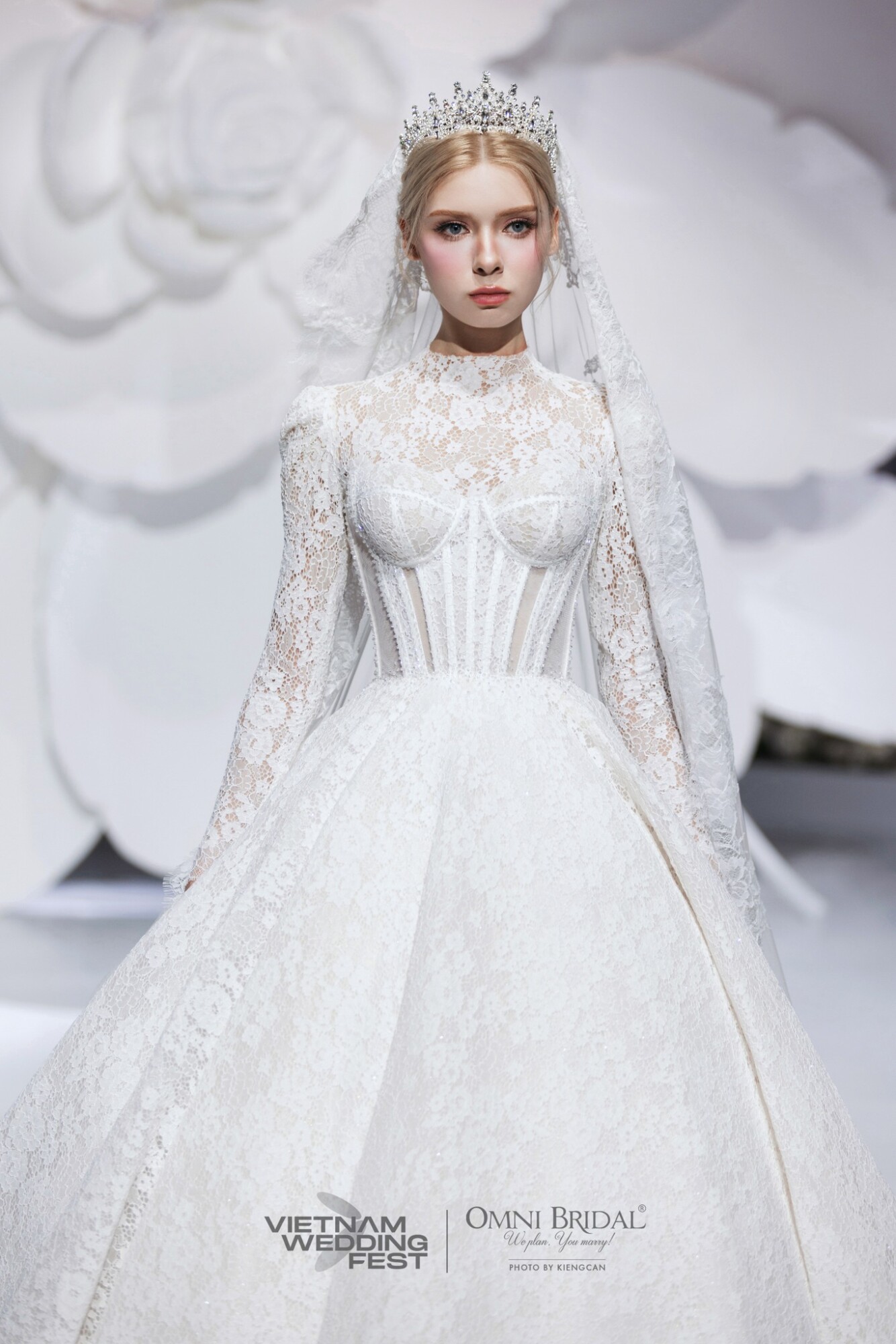 Kín đáo tựa một nàng thơ Châu Âu