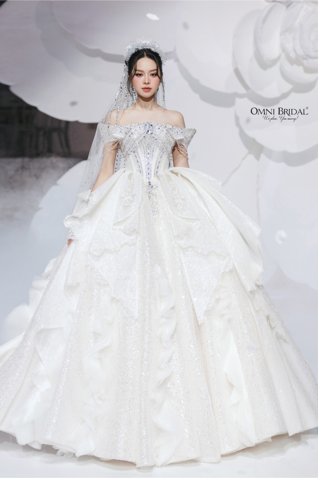 Tỏa sáng tựa một nàng công chúa trong ngày trọng đại với váy cưới xếp tầng.