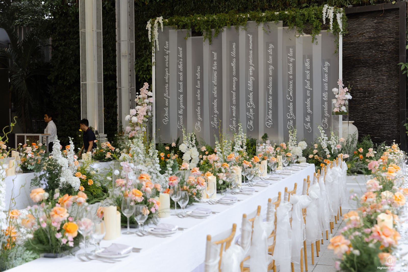 Đám cưới ngoài trời với hoa tươi