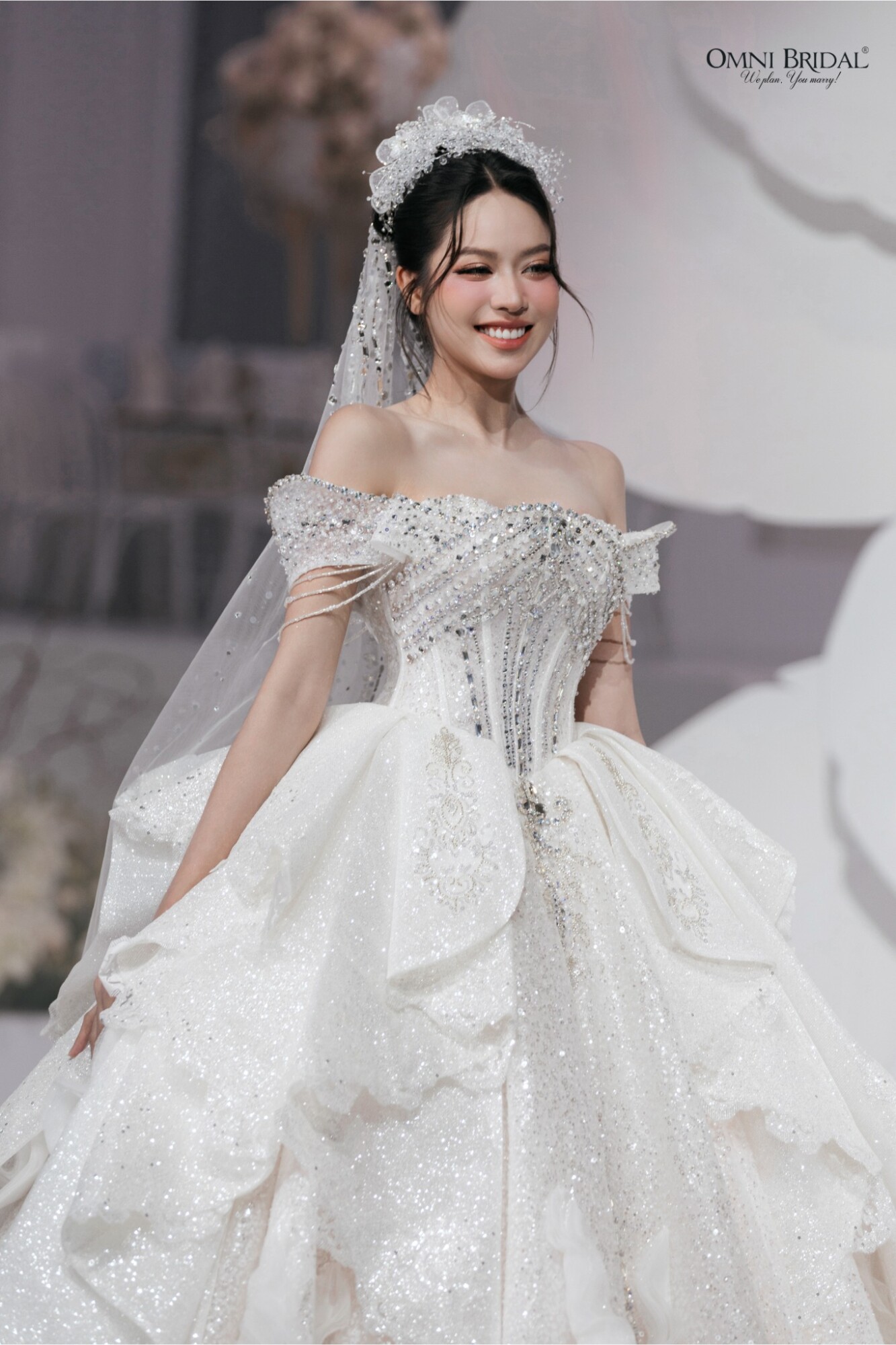 Tỏa sáng tựa một nàng công chúa trong ngày trọng đại với váy cưới xếp tầng.