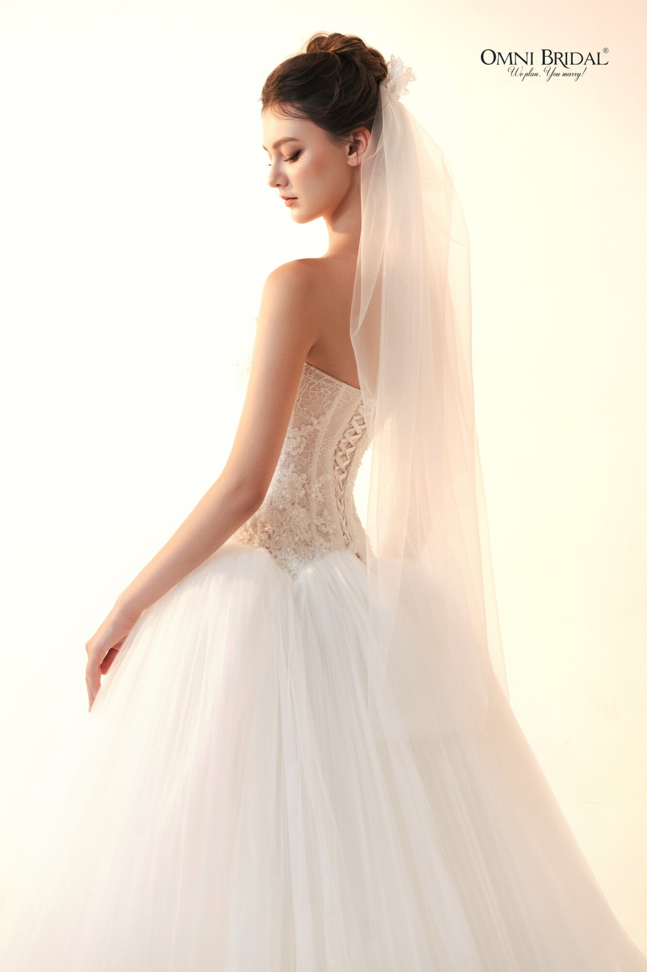 Váy cưới ren cổ điển nhưng không gây nhàm chán