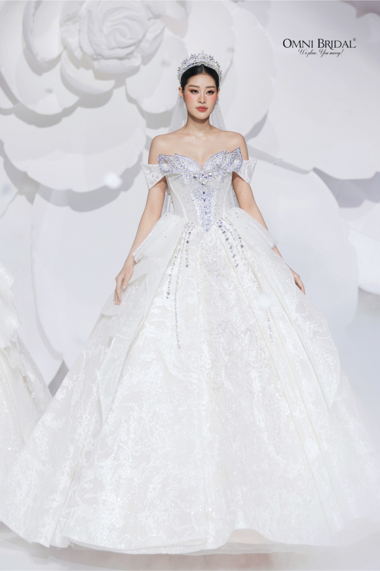 Phần ngực đính đá Swarovski mô phỏng cánh bướm, tạo điểm nhấn lấp lánh và độc đáo.