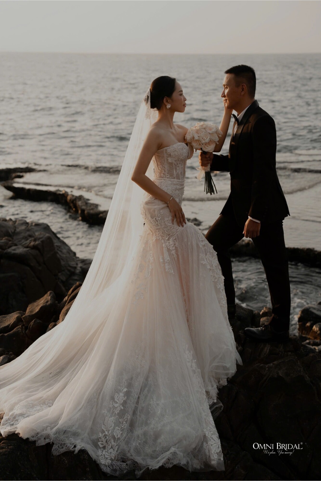 Váy cưới ren mỏng nhẹ giúp dễ dàng di chuyển trước làn gió biển