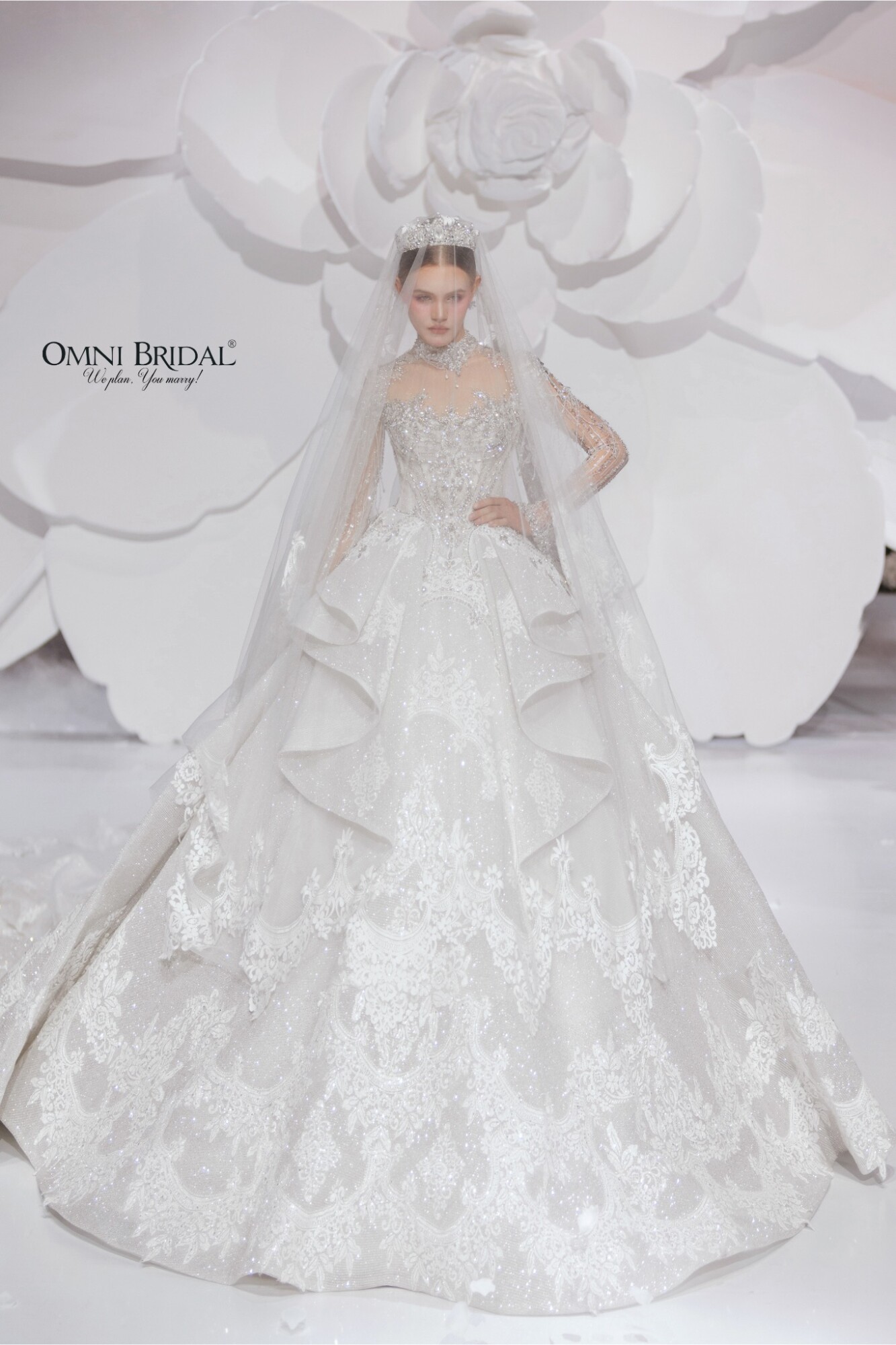 Chiếc váy cưới xếp tầng mang vẻ đẹp vượt thời gian cùng nàng dâu hiện đại.