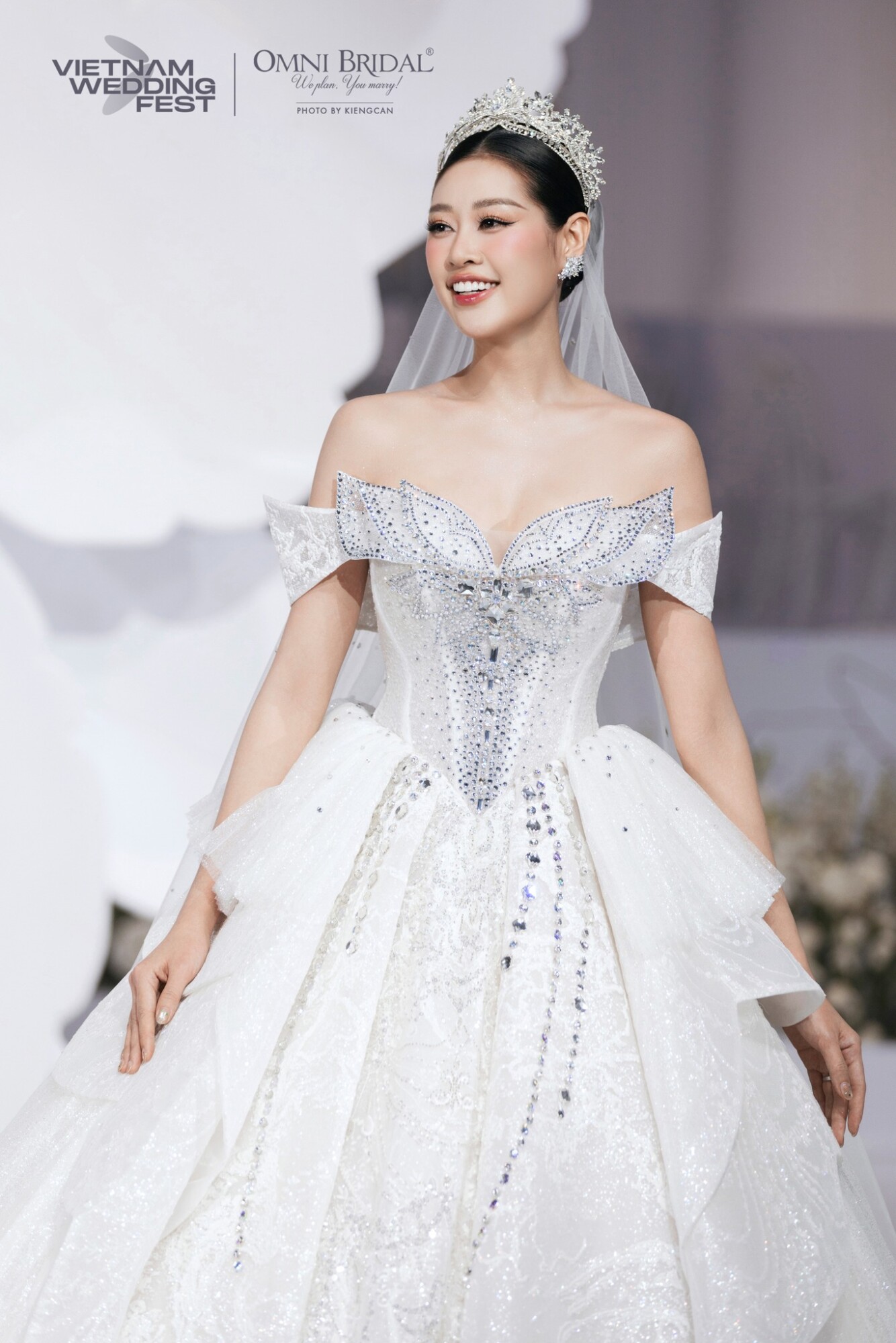 Hoa hậu Khánh Vân và mẫu váy cưới trong BST Omni Bridal