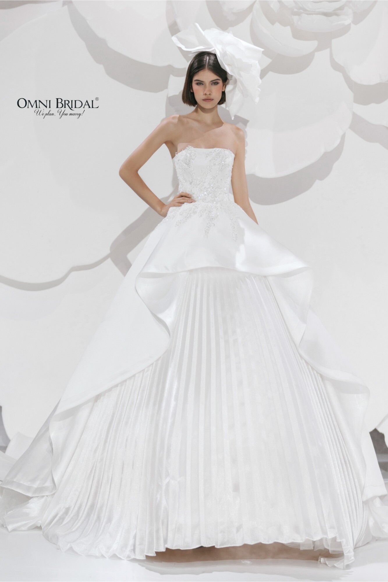 Váy cưới từ chất liệu taffeta giúp hoàn thiện hình ảnh nàng dâu yêu kiều, nhẹ bước trong lễ cưới lãng mạn.