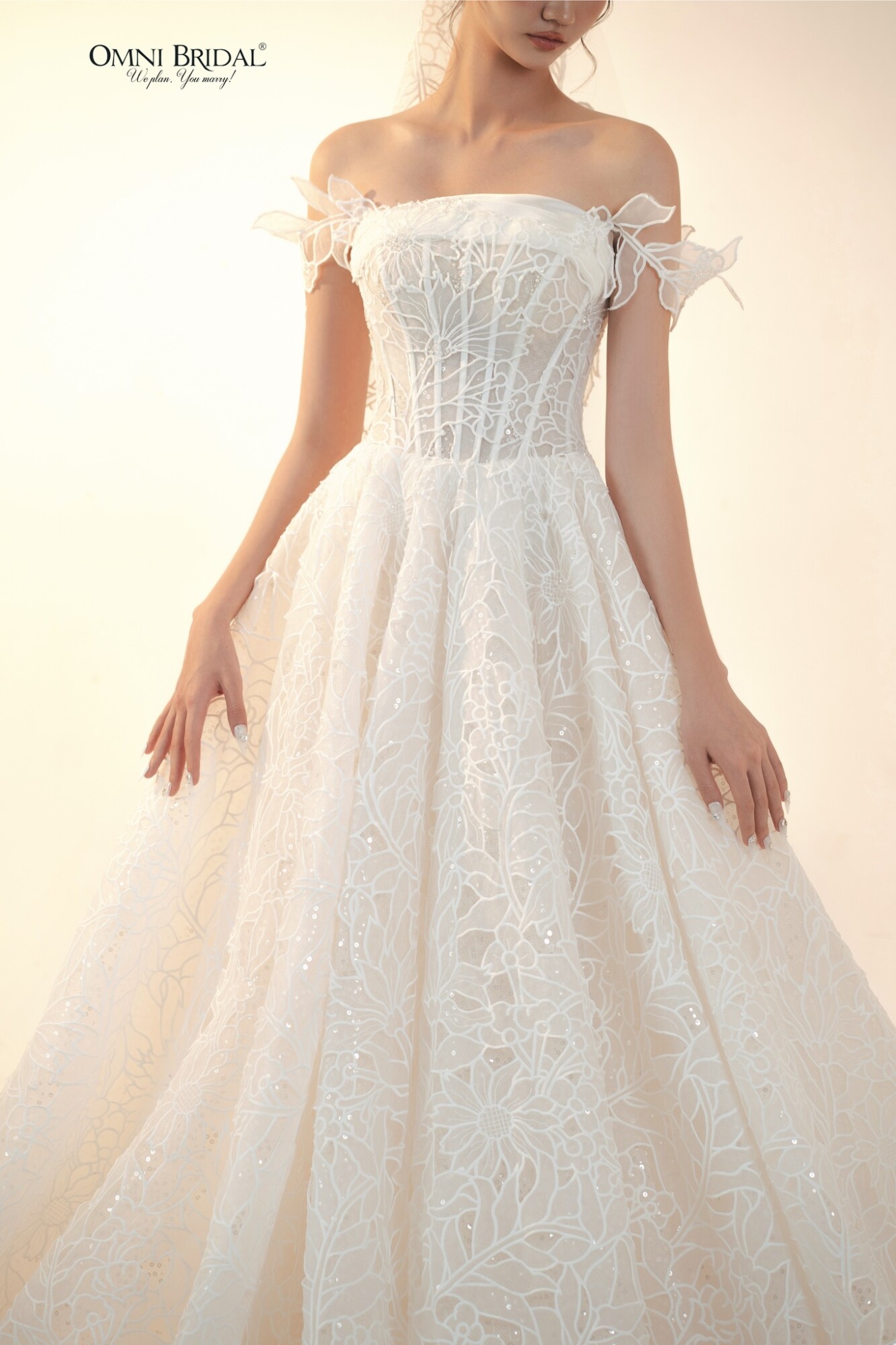 Chiếc đầm ren cách điệu trễ vai mang hơi thở hiện đại