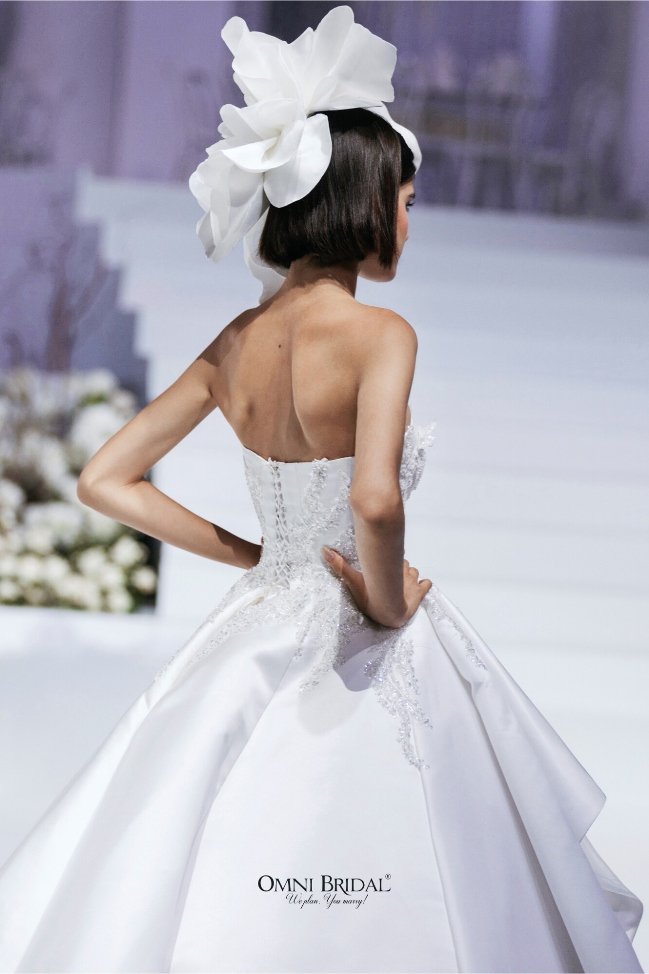 Váy cưới từ chất liệu taffeta giúp hoàn thiện hình ảnh nàng dâu yêu kiều, nhẹ bước trong lễ cưới lãng mạn.