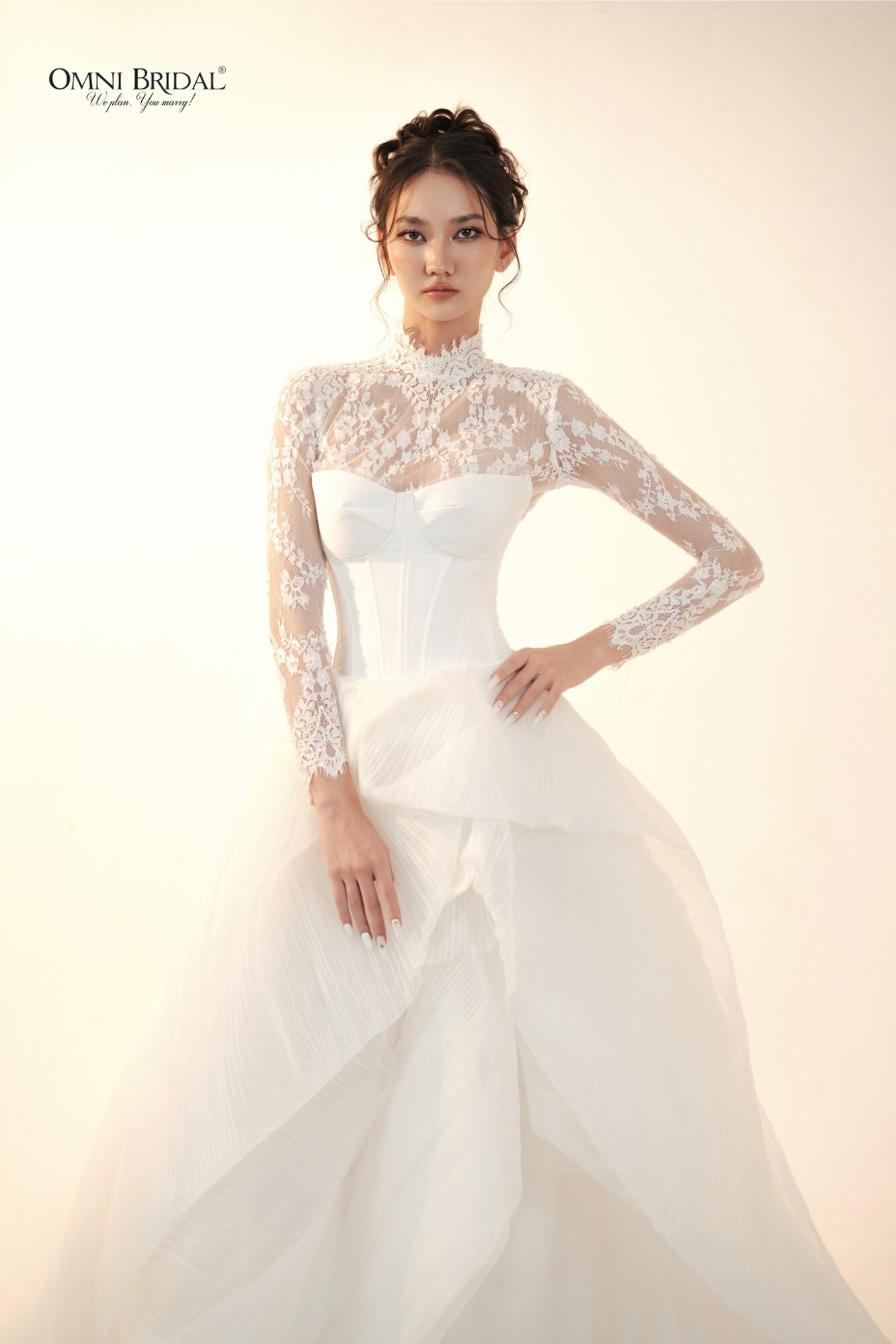 Vẫn là ren cao cổ nhưng với các hoa tiết tinh xảo