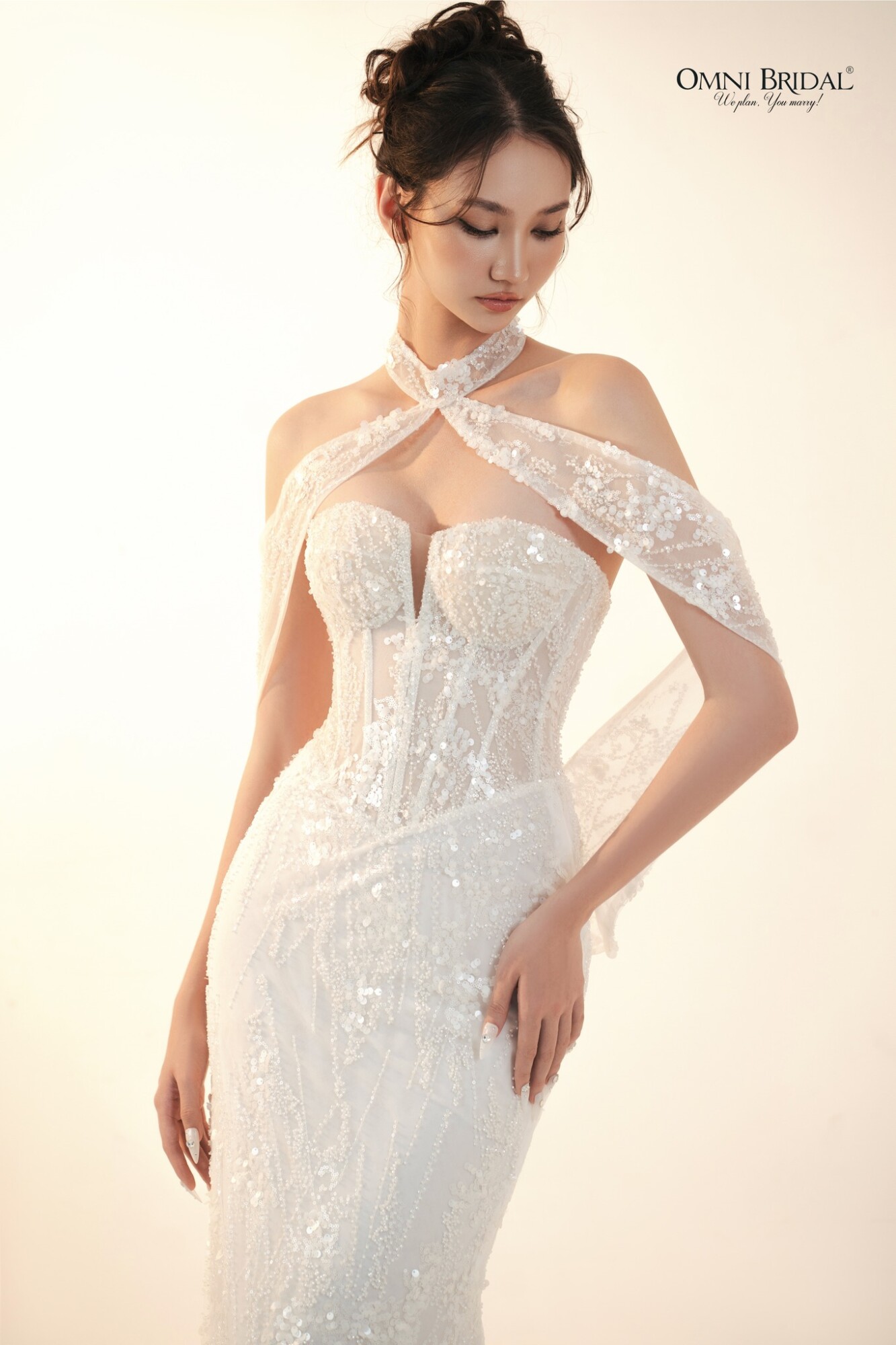 Váy cưới ren hoa văn to, khéo léo khoe trọn nét đẹp nàng dâu