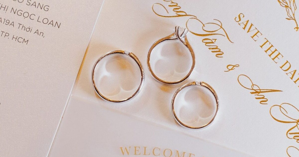 Lựa chọn nhẫn cưới đẹp: Đính kim cương hay nhẫn trơn?