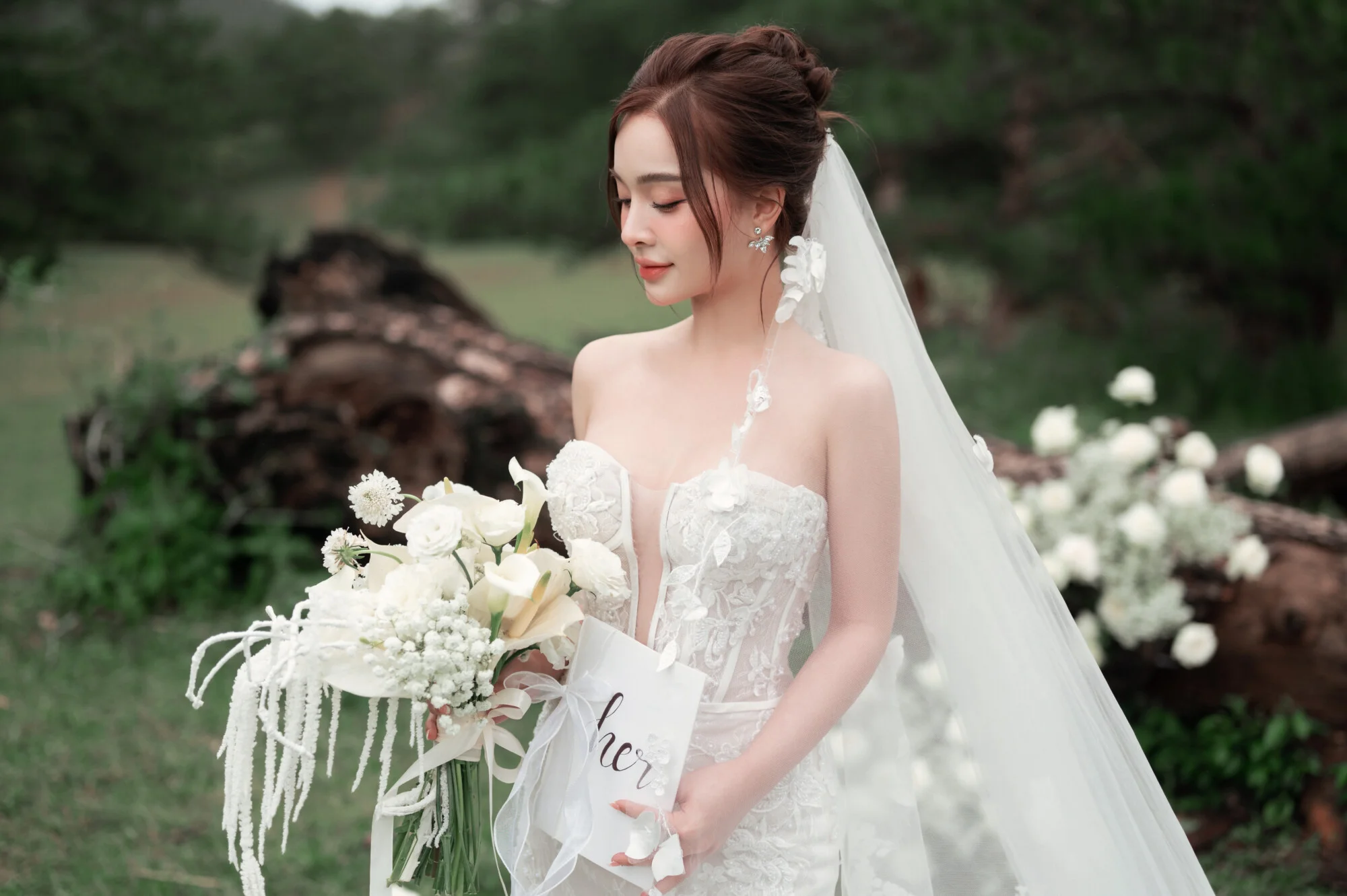 Tone đỏ rượu vang – lựa chọn hoàn hảo cho cô dâu hiện đại, sang trọng