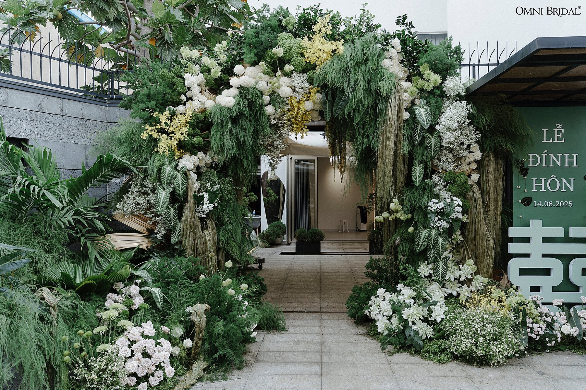 Trang trí đám cưới với concept lá xanh điểm xuyết sắc màu của hoa