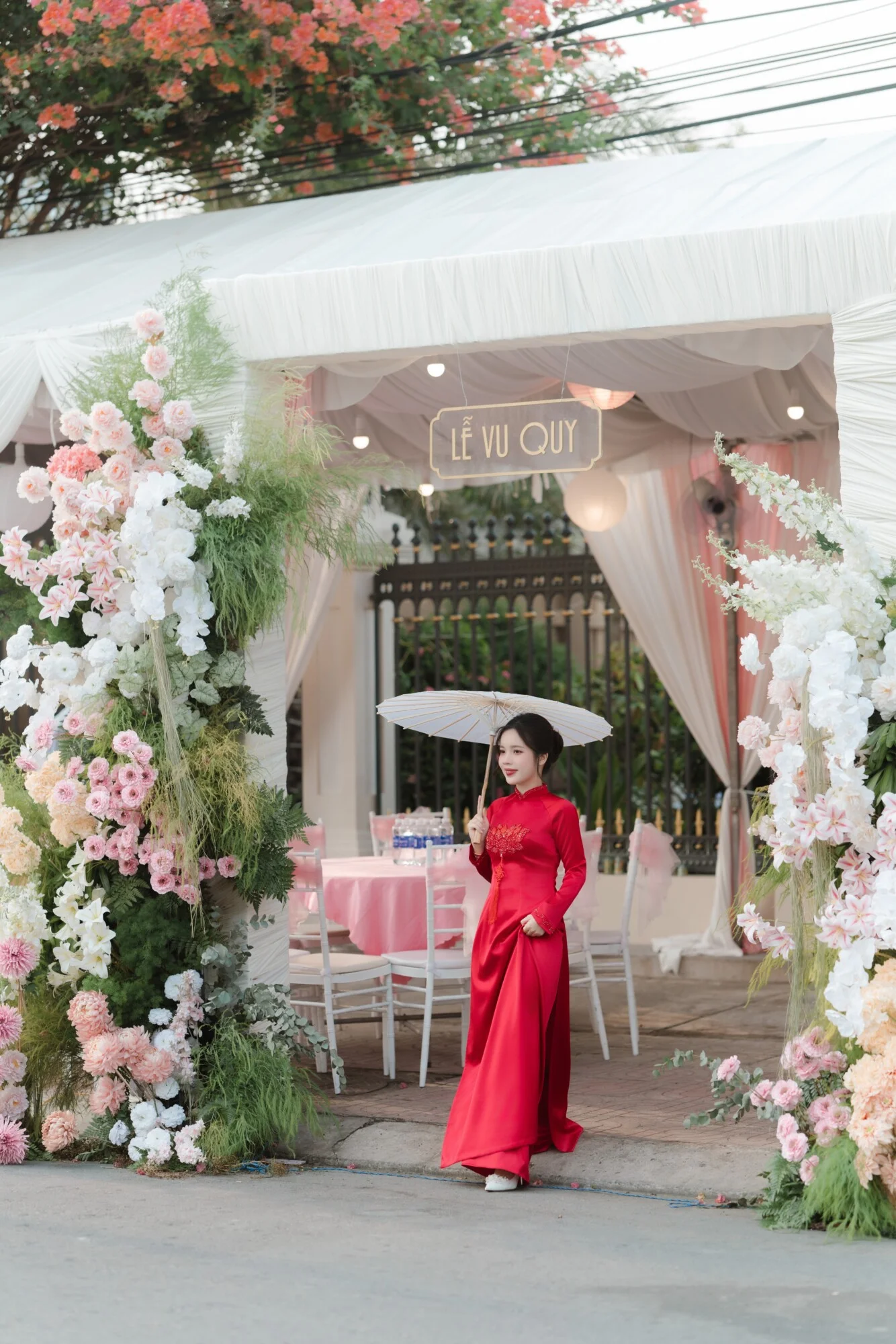 Trang trí cổng cưới với hoa và phụ kiện