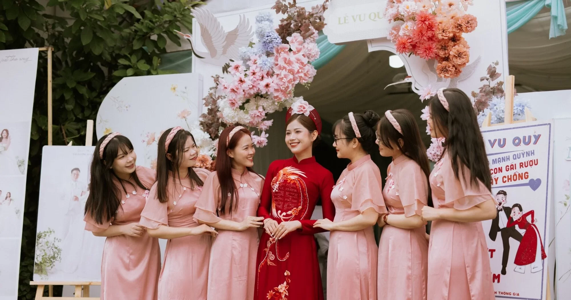 Tìm mẫu trang trí cổng cưới hợp tone với áo dài đỏ của nàng dâu