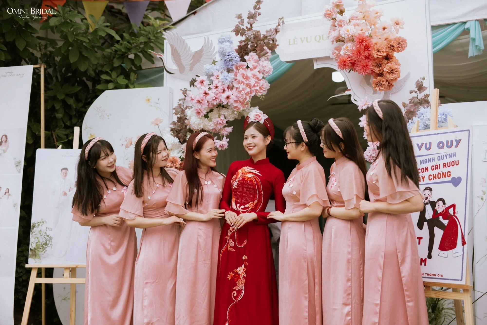 Tìm mẫu trang trí cổng cưới hợp tone với áo dài đỏ của nàng dâu