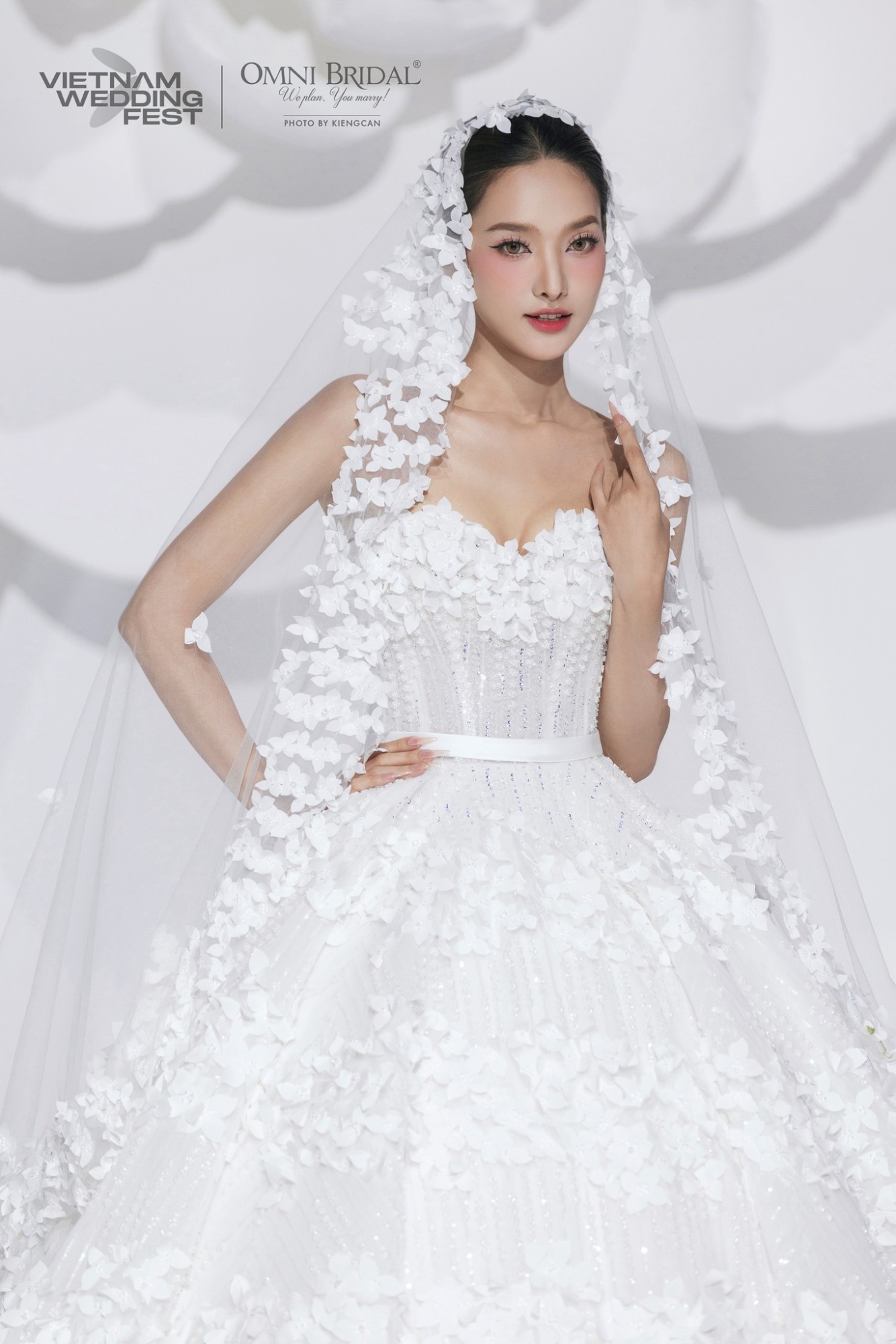 Sự gọn gàng, thanh lịch từ kiểu tóc búi chải mượt