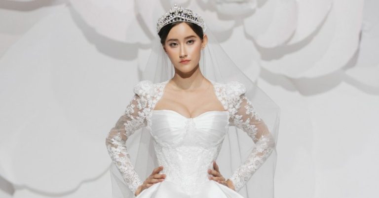 Tìm thấy vẻ đẹp tinh giản và sang trọng cùng váy cưới satin