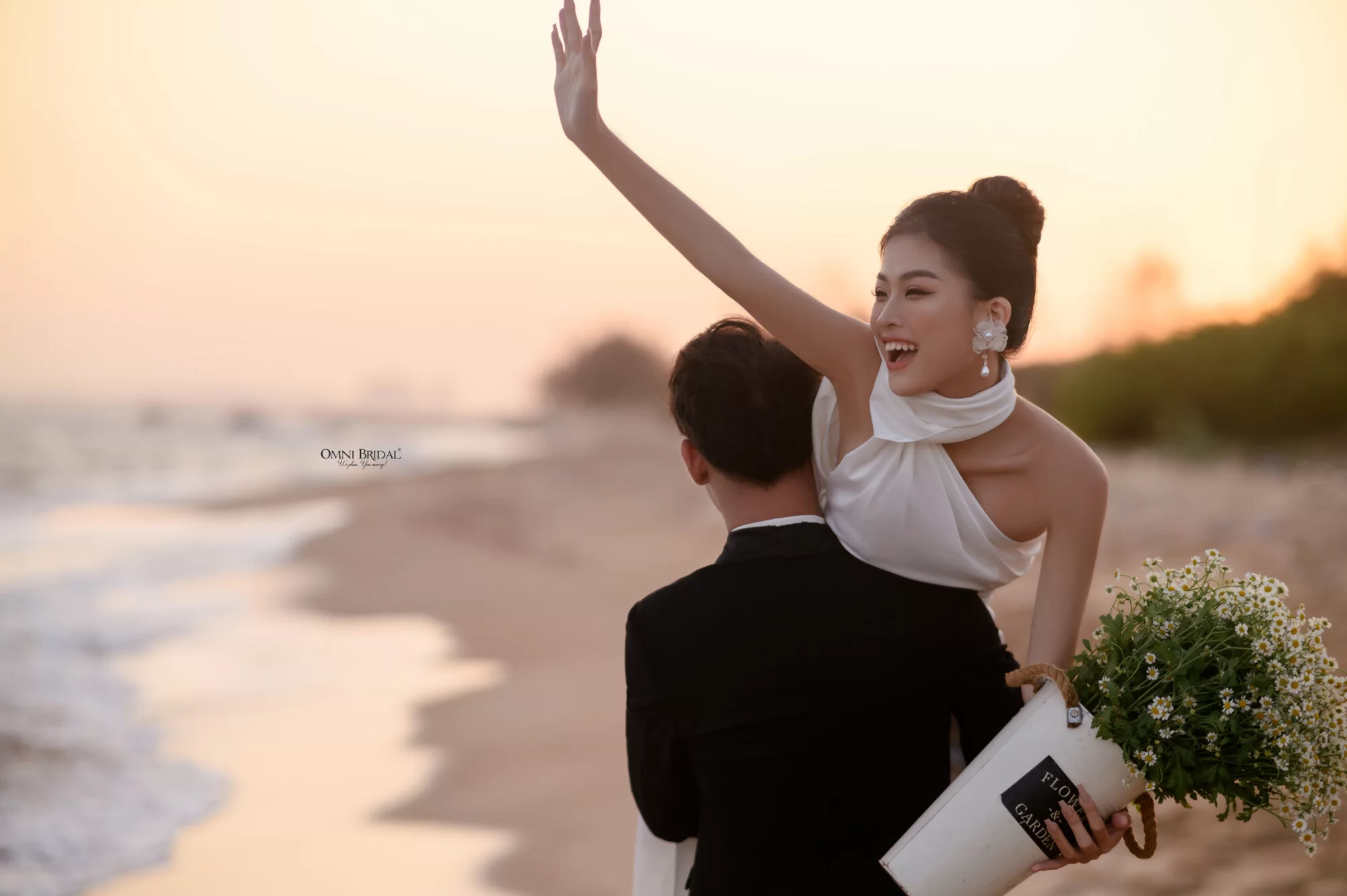 Chăm sóc da trước khi trang điểm cho cô dâu chụp ngoại cảnh và lựa chọn kem nền cũng là yếu tố quyết định