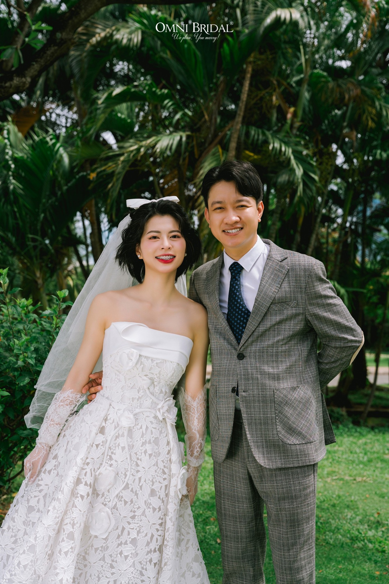 Cô dâu tóc ngắn sánh vai cùng chú rể thanh lịch