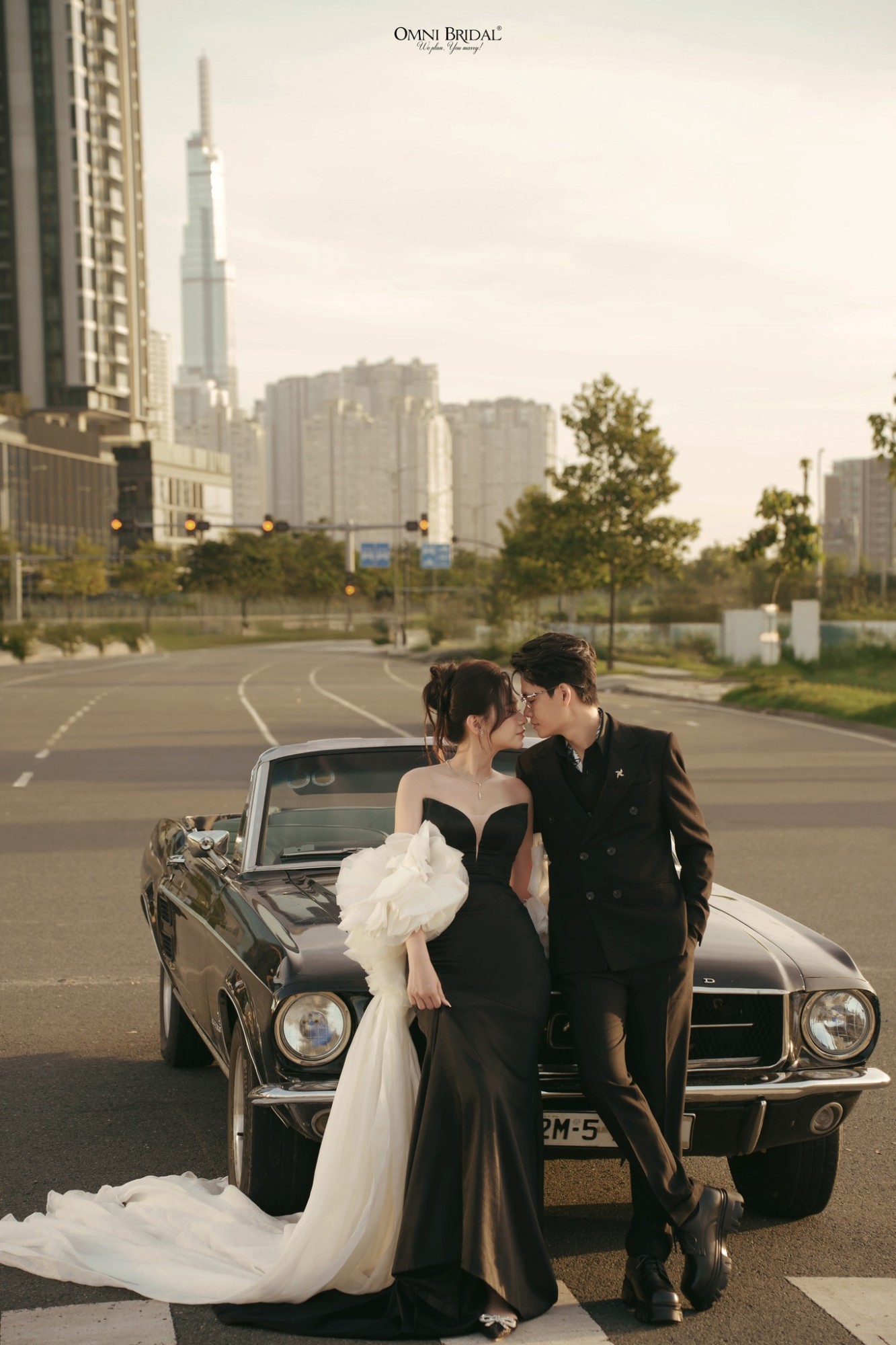 Chụp ảnh cưới với những tòa nhà mang tính biểu tượng, năng động của Sài Gòn 