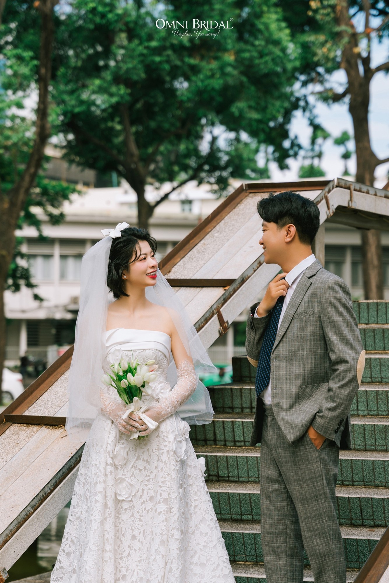 Lựa chọn kiểu váy phù hợp cũng là một điểm cộng lớn với kiểu tóc cô dâu độc đáo này