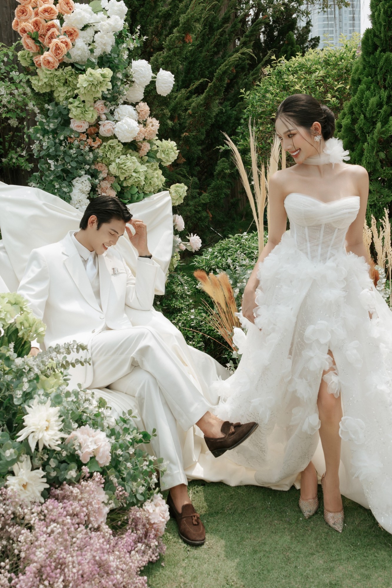 Chiếc váy cưới tôn lên vẻ đẹp tự nhiên và say đắm của cô dâu